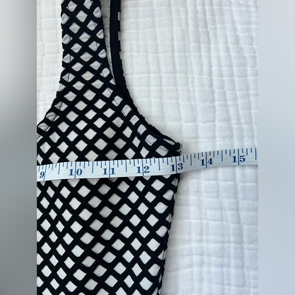 Bebe peplum sleeveless top -Size XS -Black and white geometric pattern - Picture 4 of 9